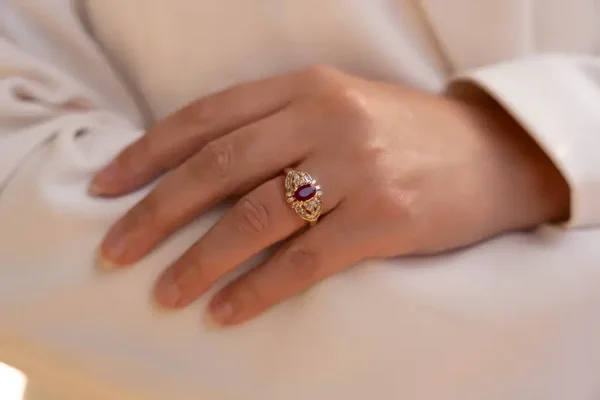 Unieke 14 karaat gouden damesring met robijn en diamanten – een schitterend fantasieontwerp