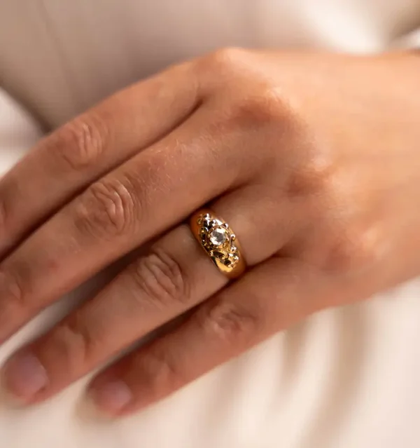 Antieke geelgouden ring met roosgeslepen diamant – Een stukje historie om te koesteren