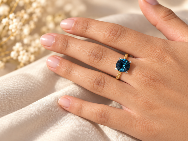 14 karaat gouden ring met blauwe topaas en diamant Art.KJ-762