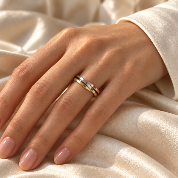 14 karaats tricolor ring – drie verbonden ringen in witgoud, geelgoud en rosegoud Art.KJ-1036