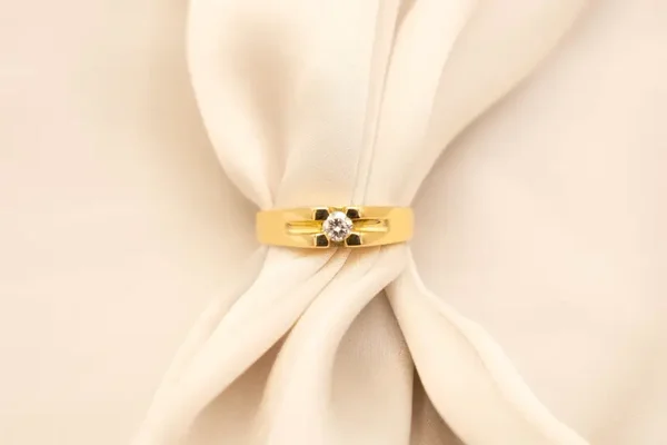 Handgemaakte 14 Karaat Geelgouden Ring met Briljant – Tijdloze Elegantie met een Persoonlijk Karakter