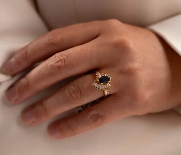 Exclusieve geelgouden fantasie ring met saffier en diamant – Tijdloze elegantie met een koninklijke uitstraling