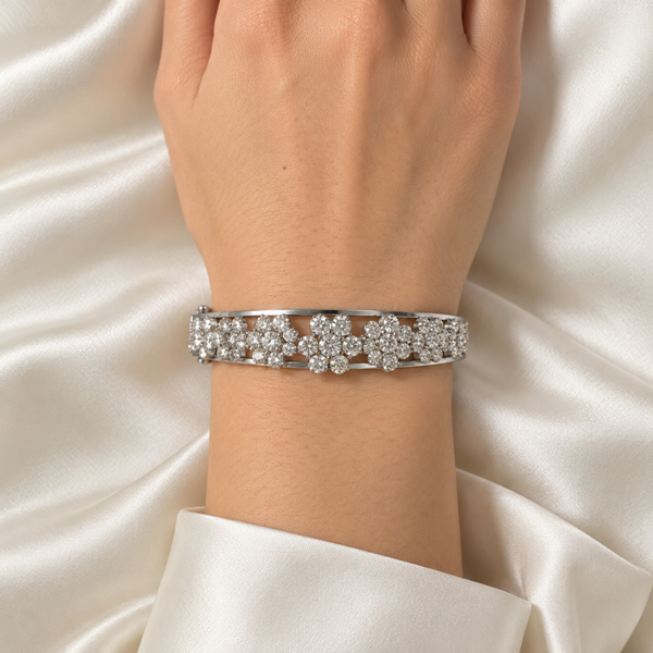 Handgemaakte 14 karaats witgouden armband met 4,76 karaat natuurlijke diamanten Art.Out-001