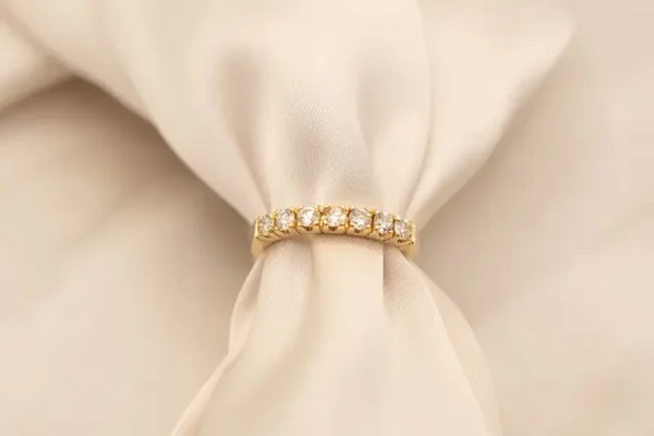 Moderne 14 Karaat Geelgouden Rijring met Briljanten – Tijdloze Elegantie met een Stralende Twist