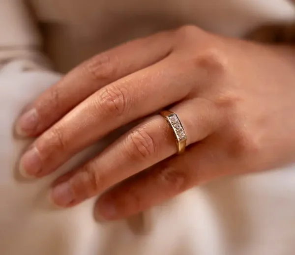 Elegante bicolor appliek ring met drie briljanten – Tijdloze klasse en verfijning