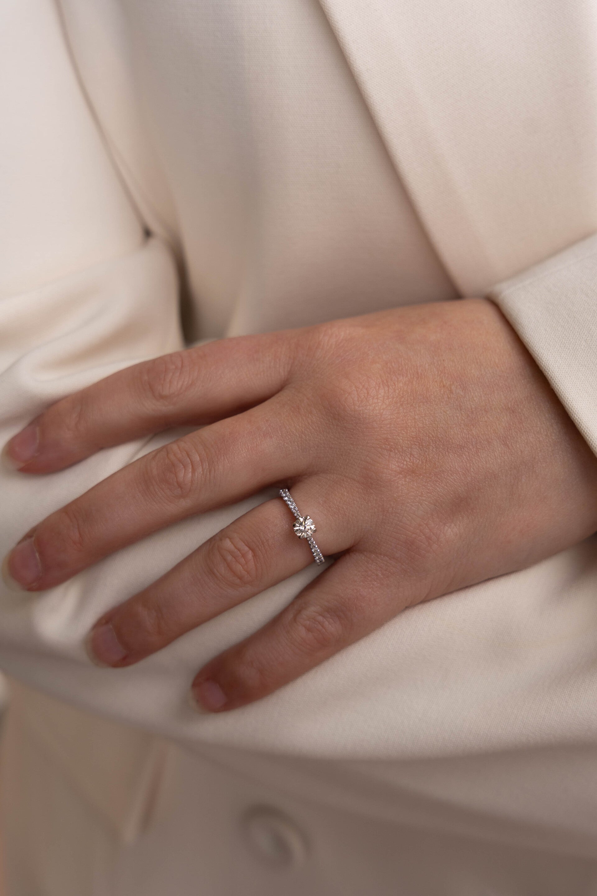 18 karaat witgouden solitaire ring met briljant en zijdiamanten