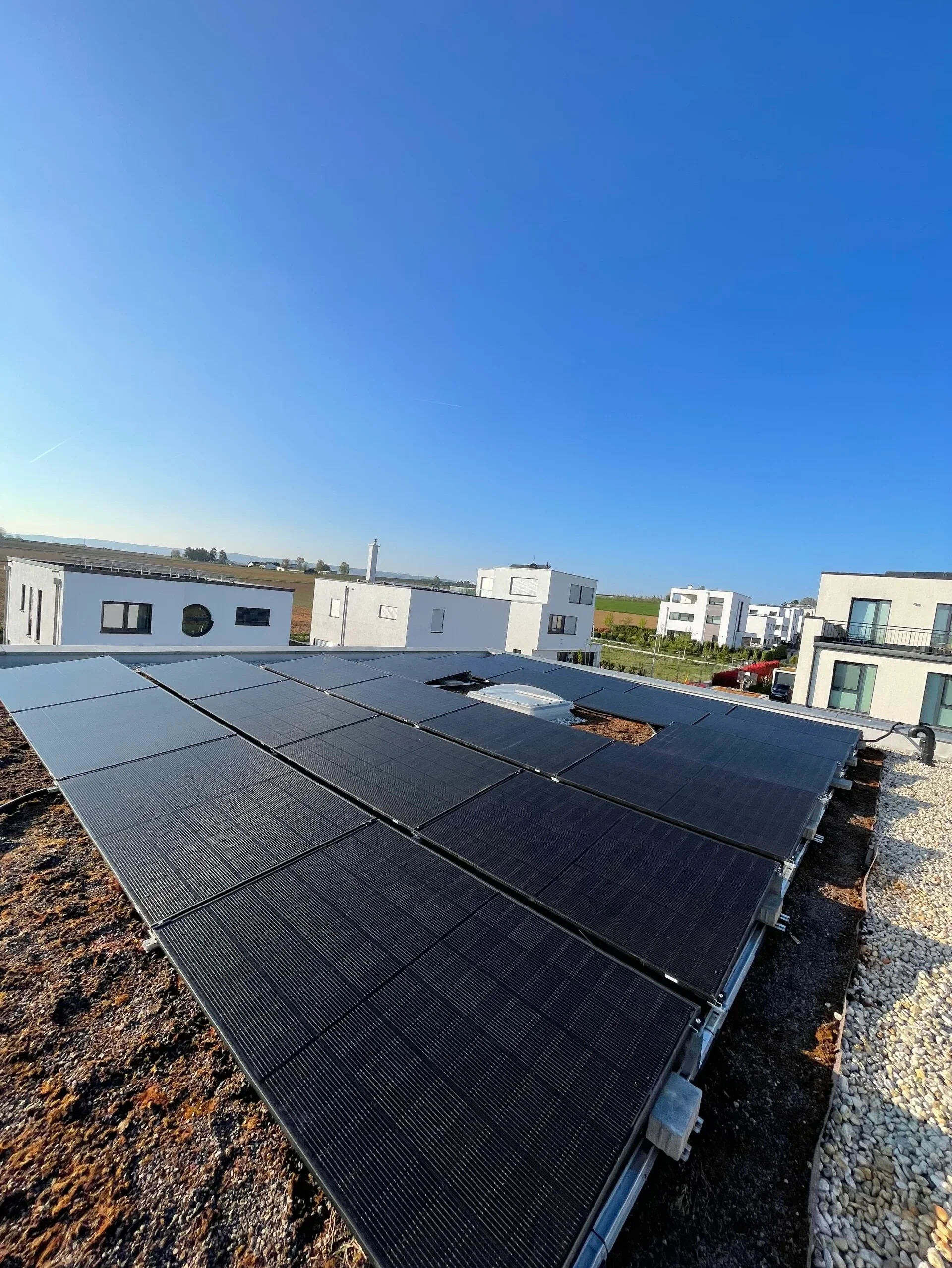 <img src="photovoltaik-flachdach-neubaugebiet-solarmodule.jpg"      alt="Photovoltaikanlage auf Flachdach in modernem Neubaugebiet">