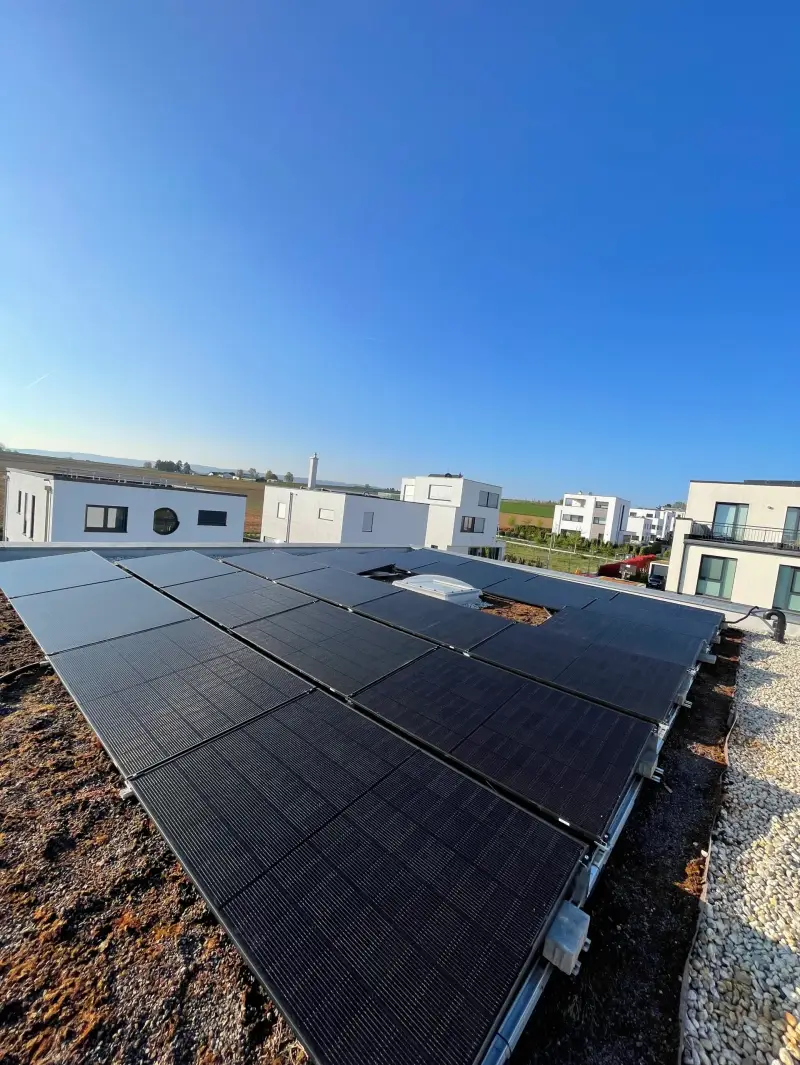 <img src="photovoltaik-flachdach-neubaugebiet-solarmodule.jpg"      alt="Photovoltaikanlage auf Flachdach in modernem Neubaugebiet">