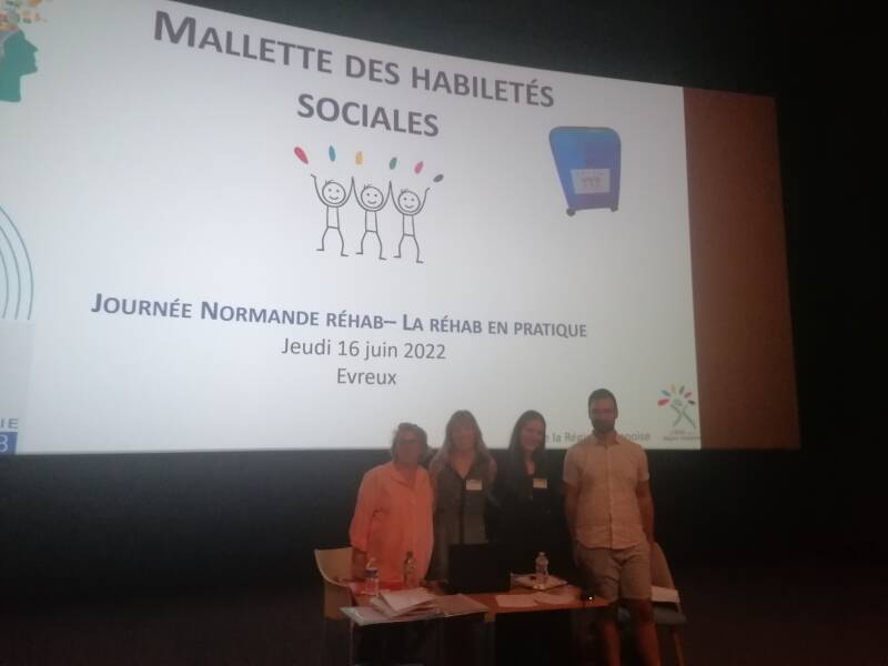 Atelier animé dans une salle de cinéma devant plus de 120 personnes