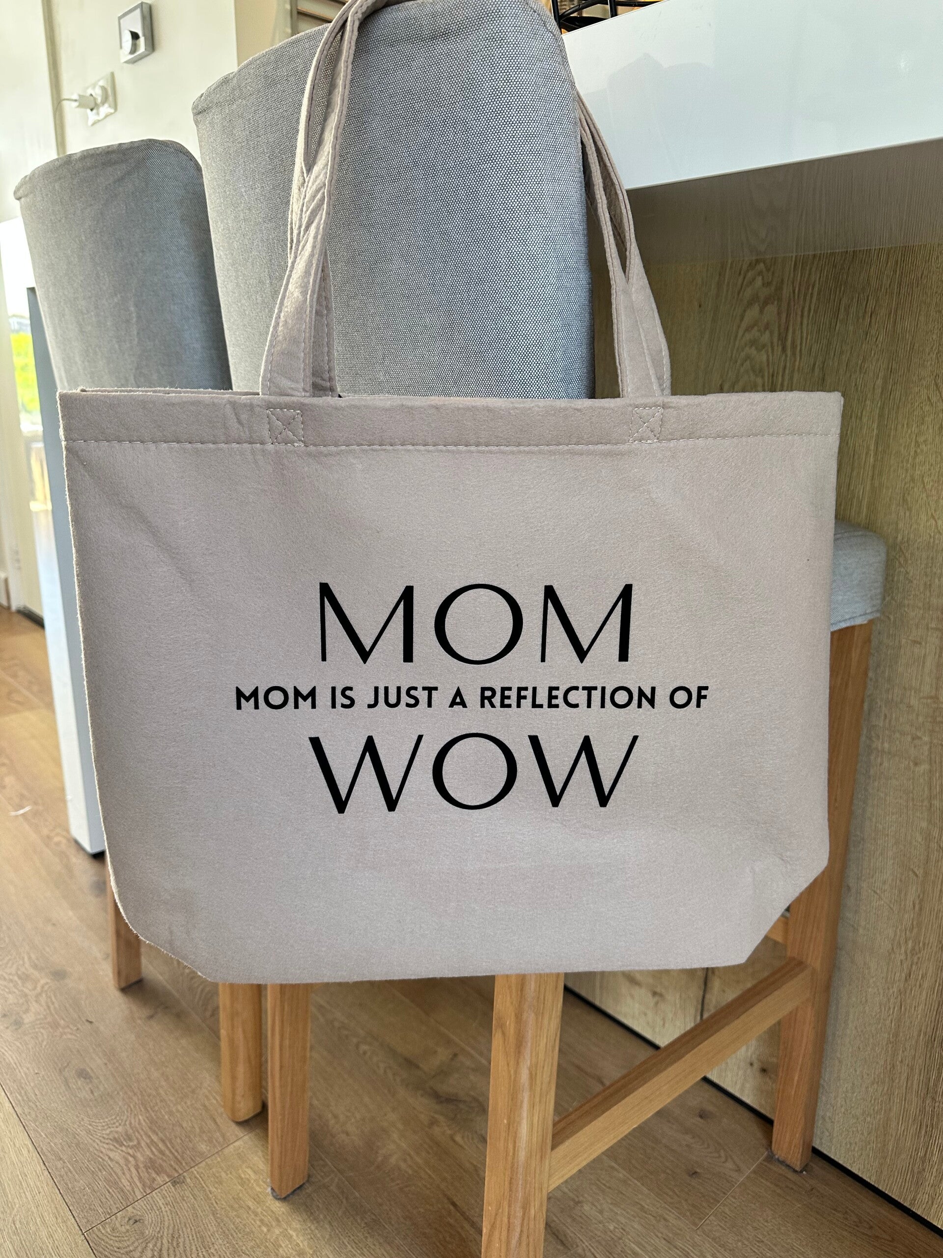 strand tas: 'Mom is just a reflection op wow.'