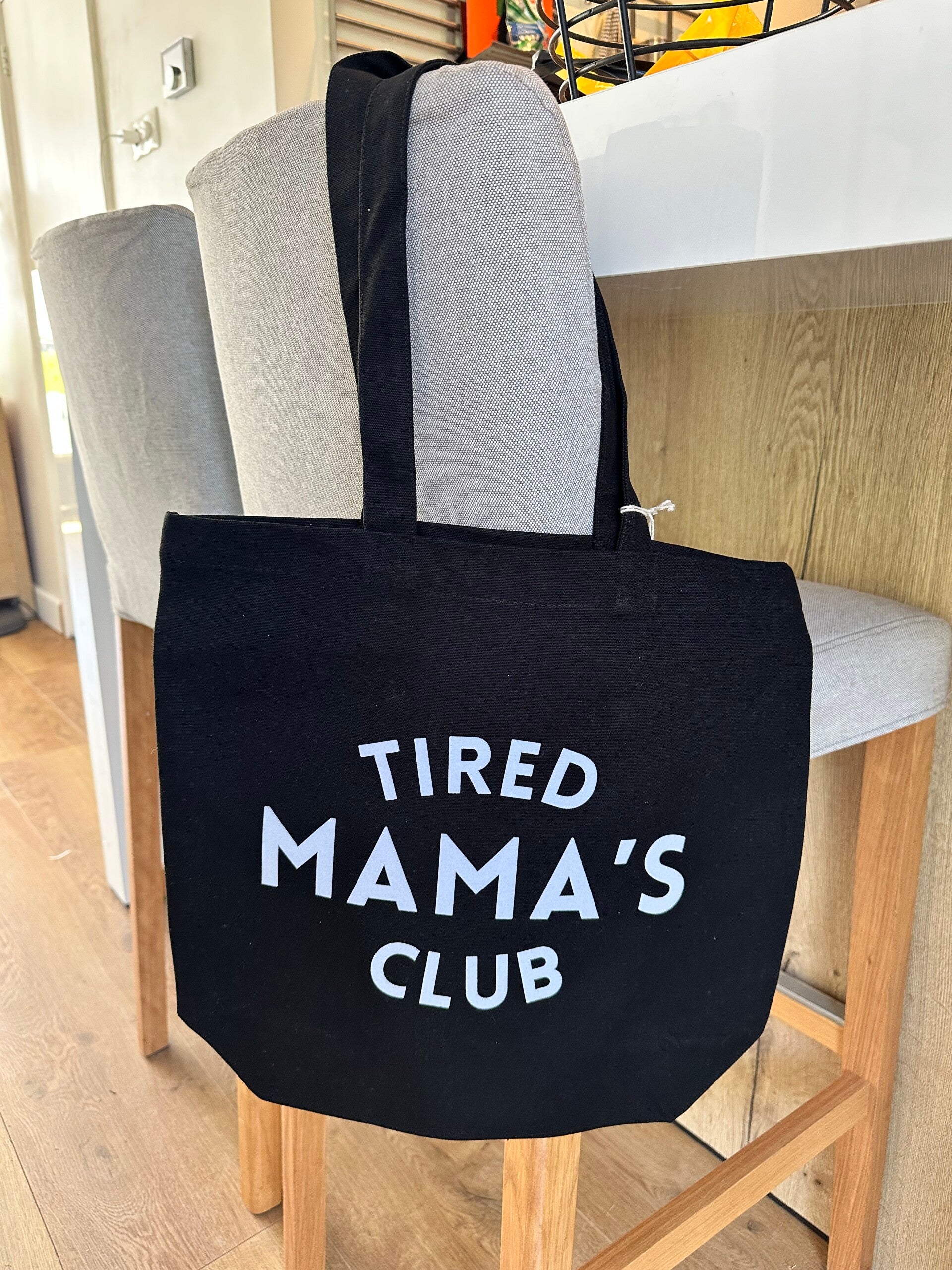 strand tas: 'Tired mama's club.'