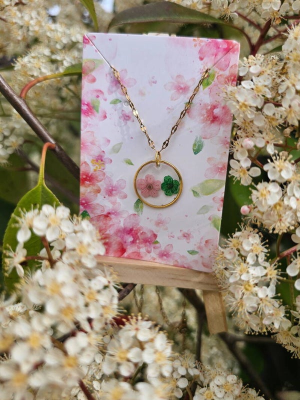 Collier et ses petites fleurs