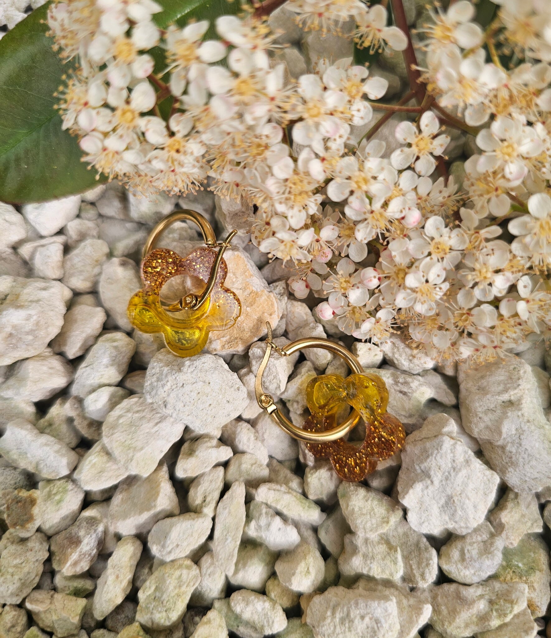 Pampille fleur jaune et sa touche paillettes avec créole dorée