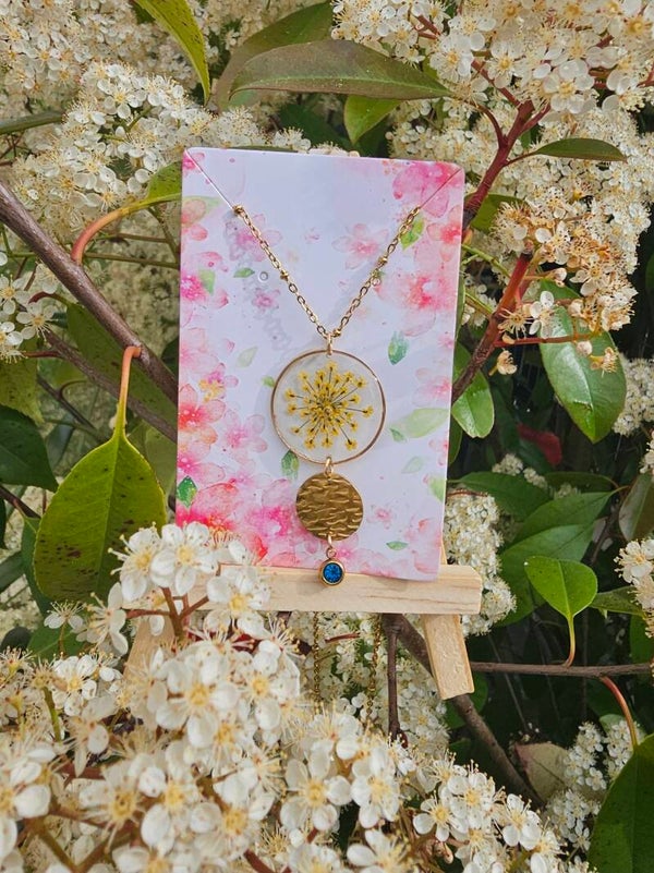Collier doré fleur jaune et touche de bleu