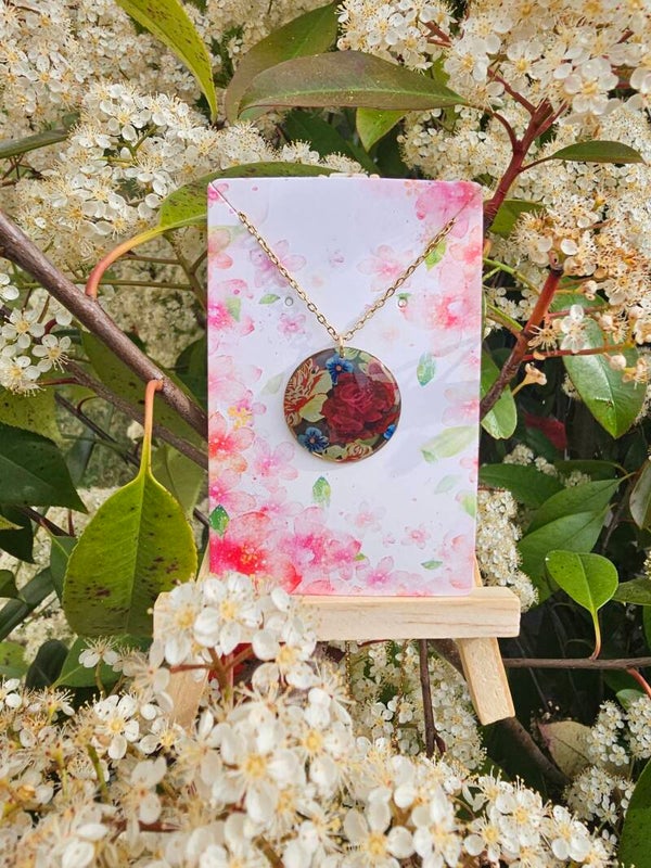 Collier doré rose rouge