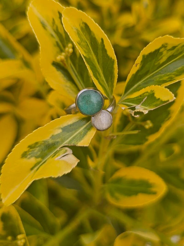 Bague argentée bicolore verte et blanche