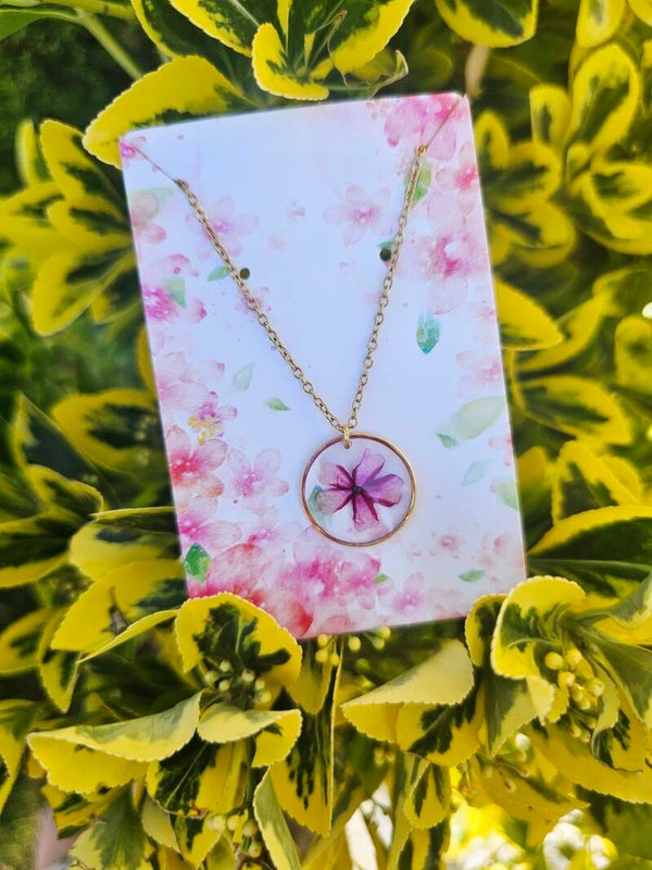 Collier fleur violette