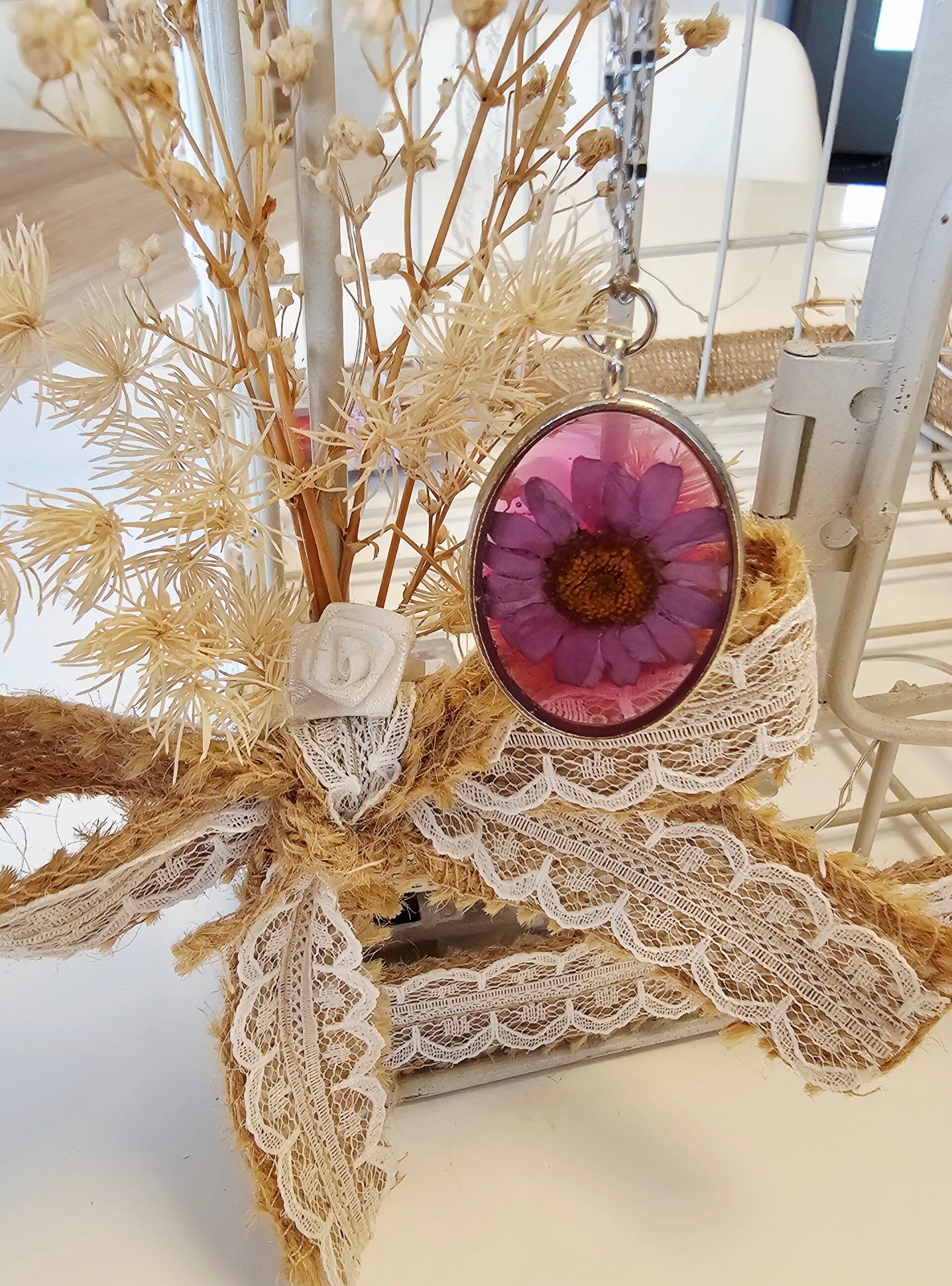 Collier ovale marguerite rose