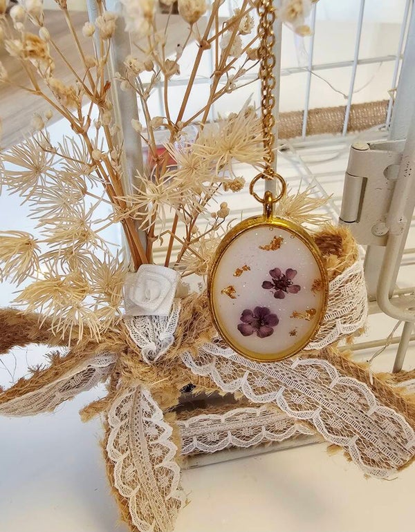 Collier ovale fleurs violette