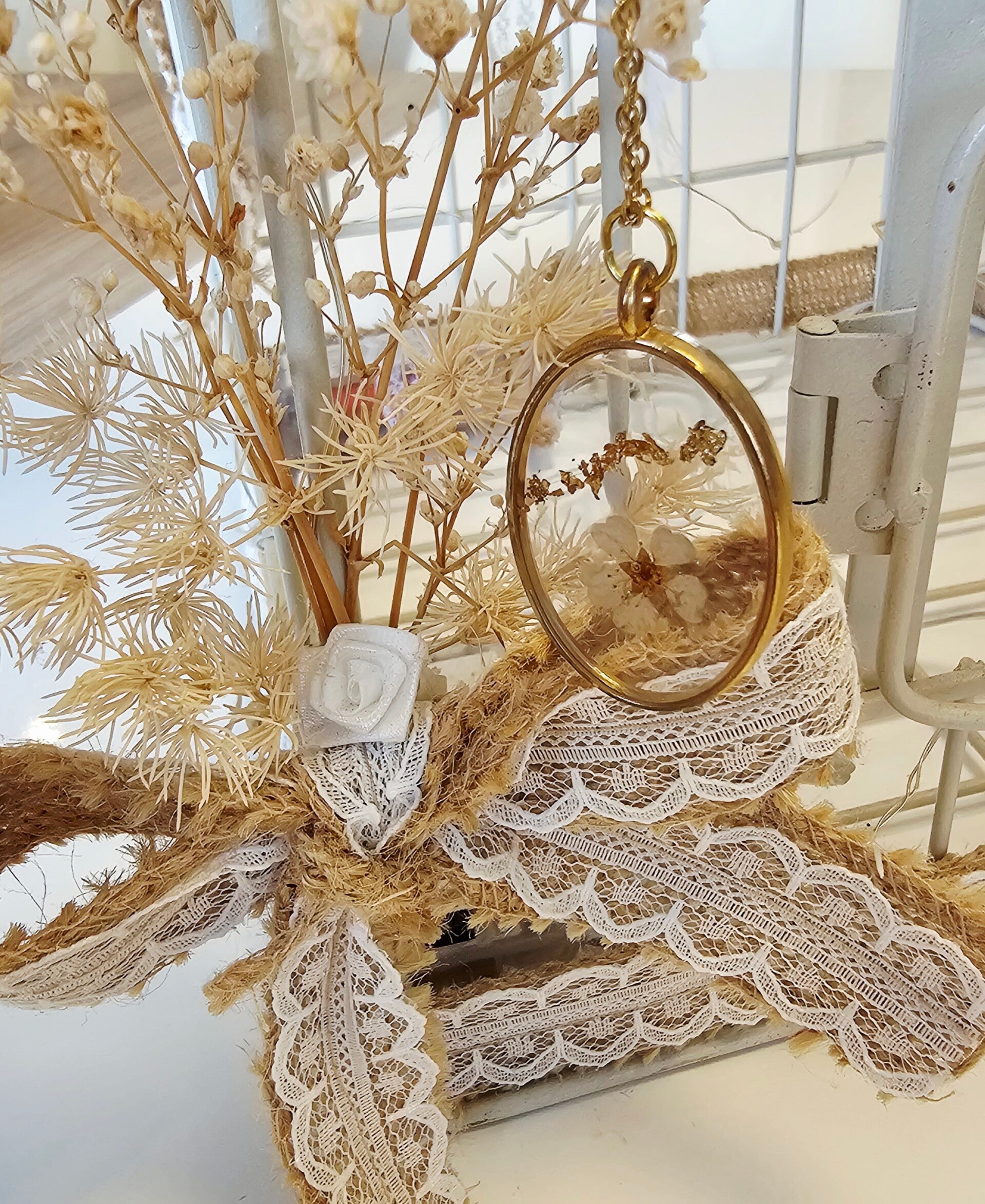 Collier ovale fleur blanche