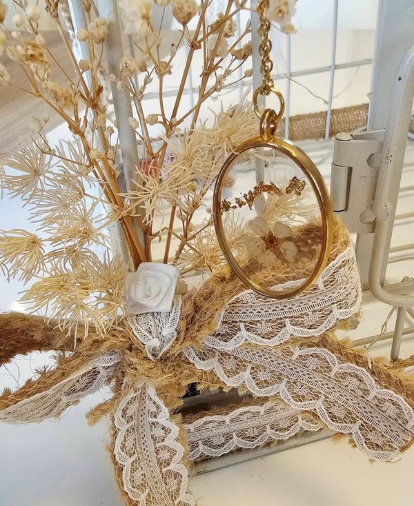 Collier ovale fleur blanche