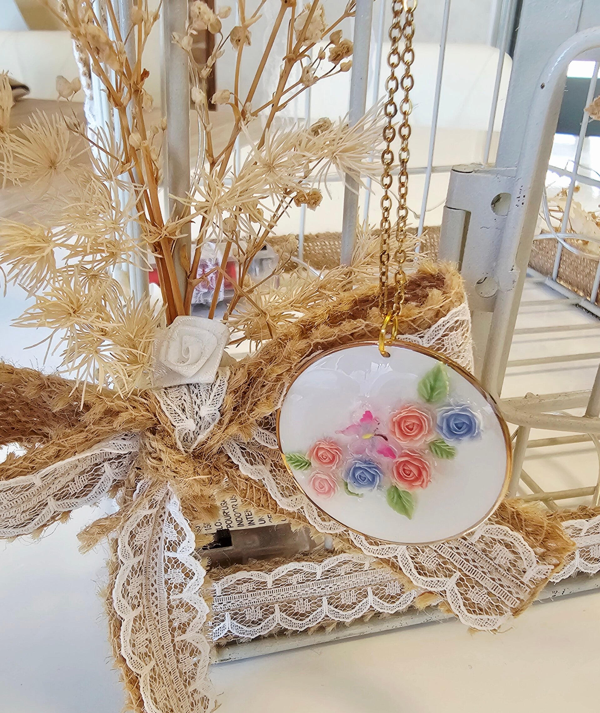 Collier or fleurs résine 2