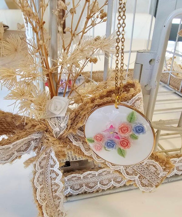 Collier or fleurs résine 2