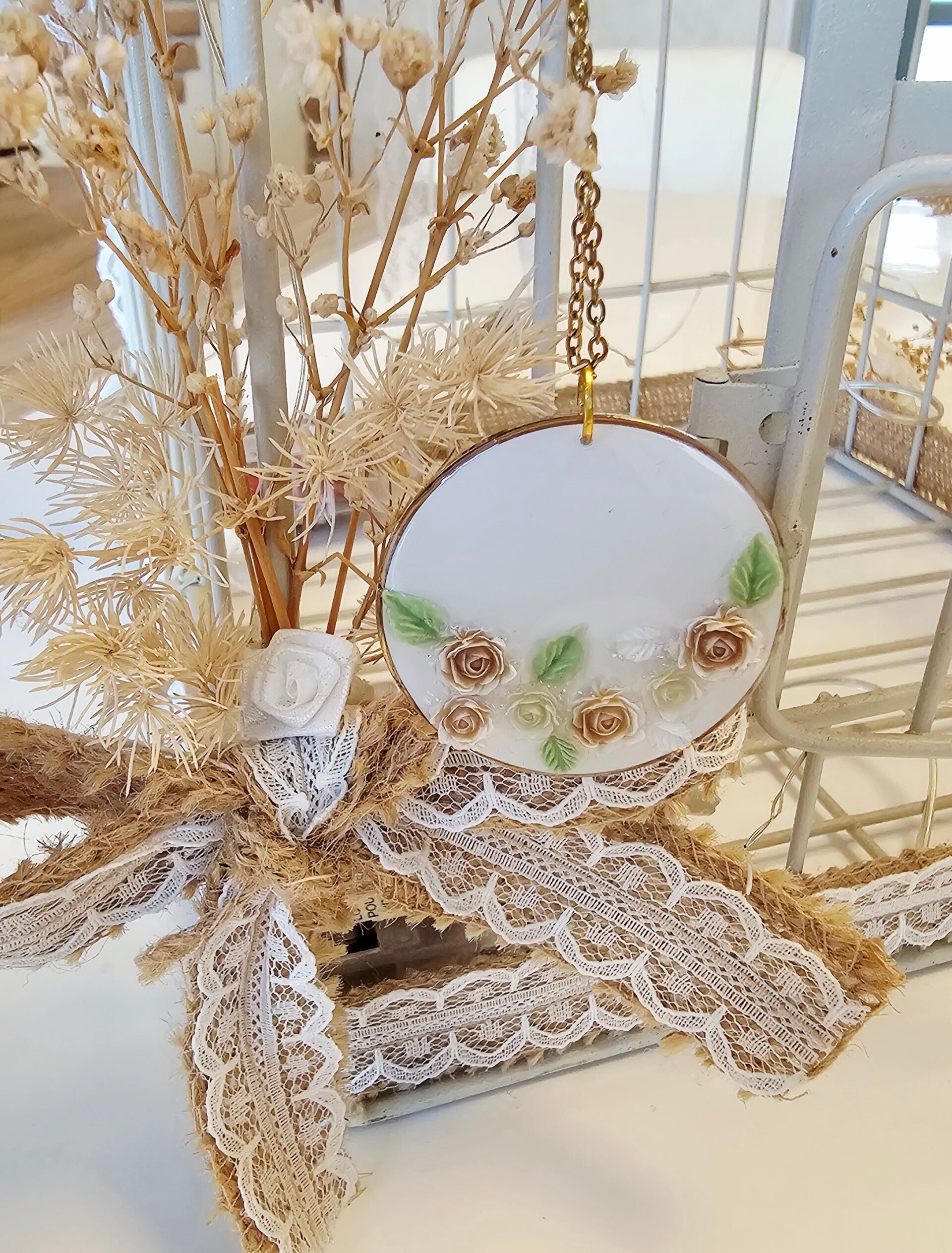 Collier or fleurs résines