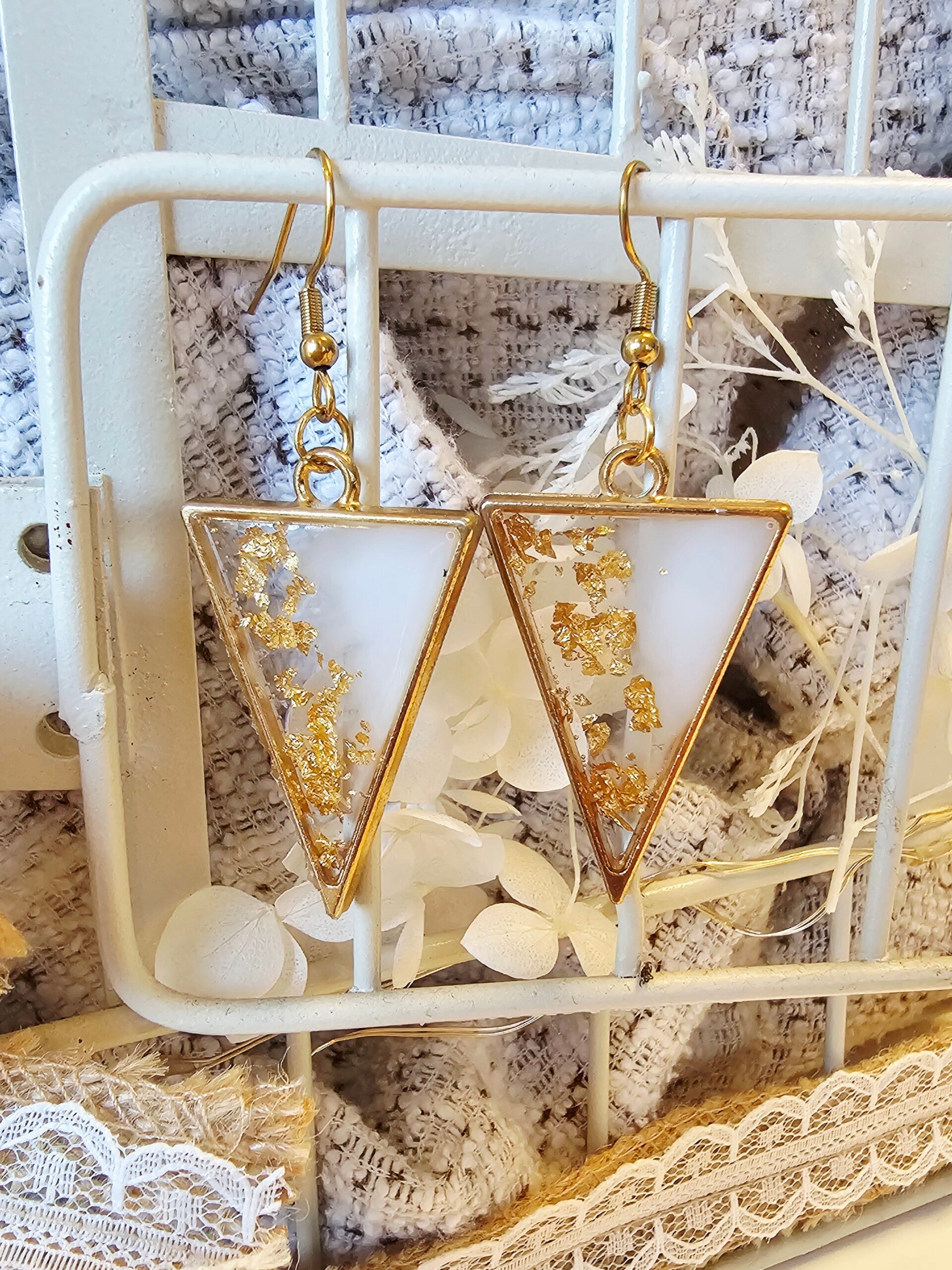 Boucles triangles dorées et blanches