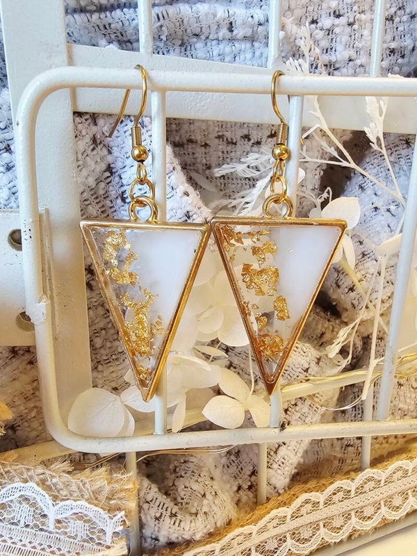 Boucles triangles dorées et blanches