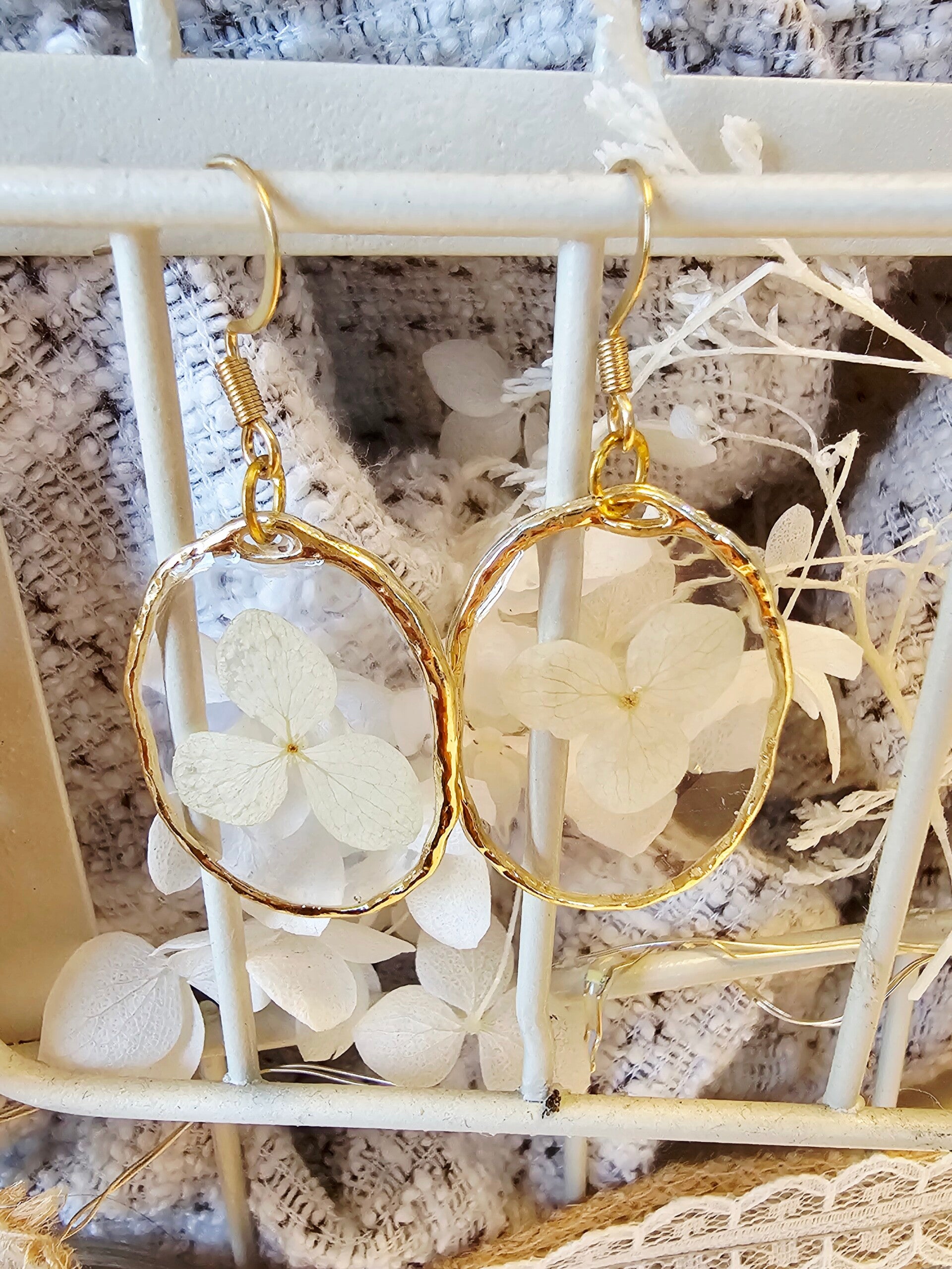 Boucles fleurs blanches