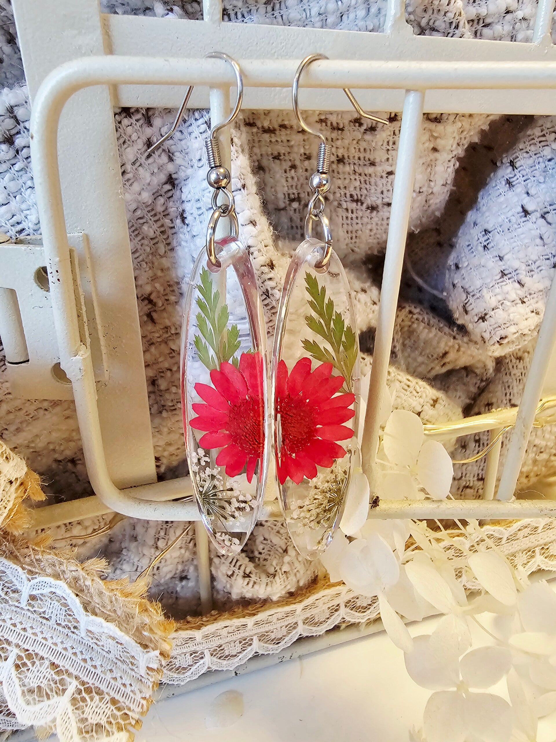 Boucles ovales marguerites rouges