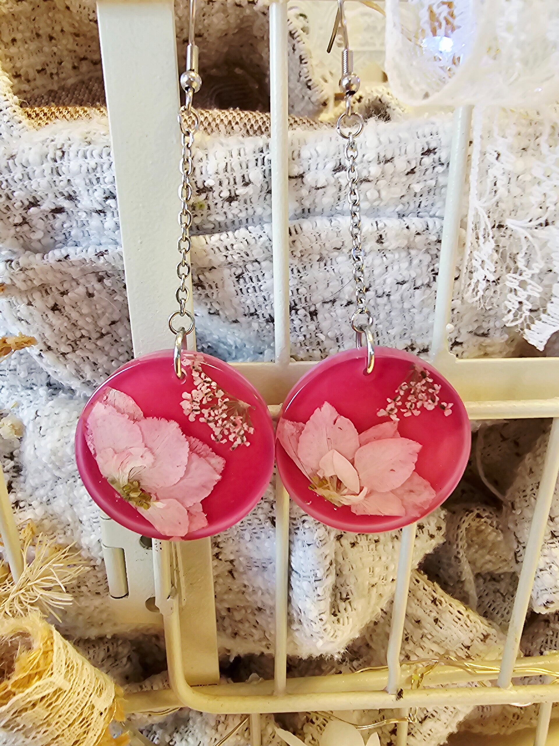 Boucles pendantes roses