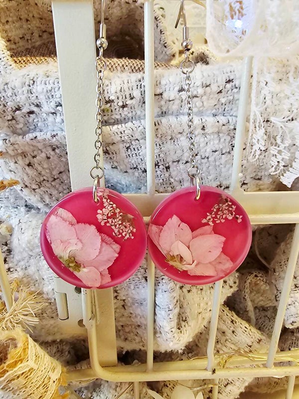 Boucles pendantes roses