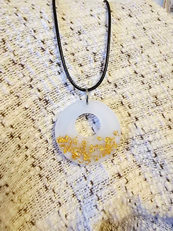 Collier cordon blanc et or