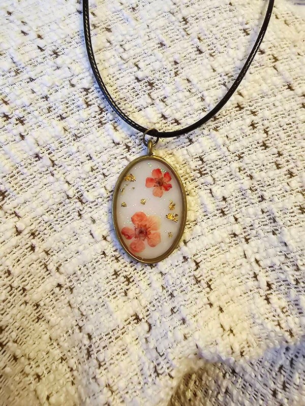 Collier cordon ovale fleurs rouges