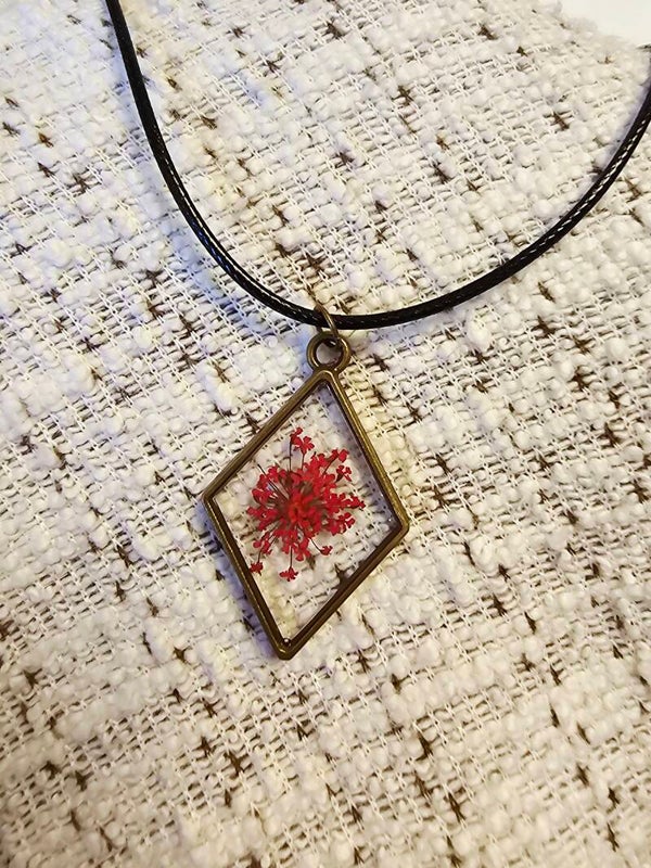 Collier losange fleur rouge