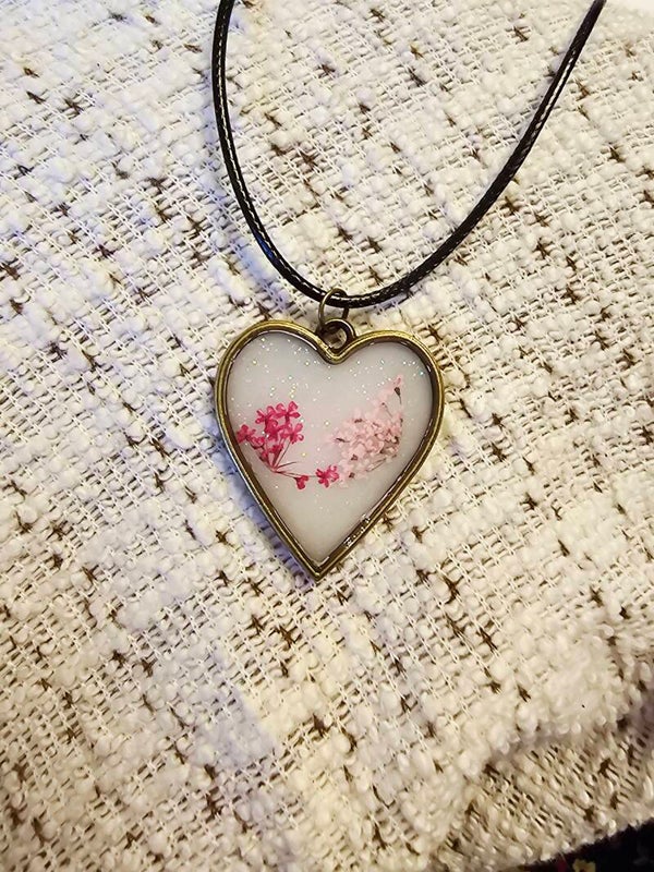 Collier coeur fleurs roses