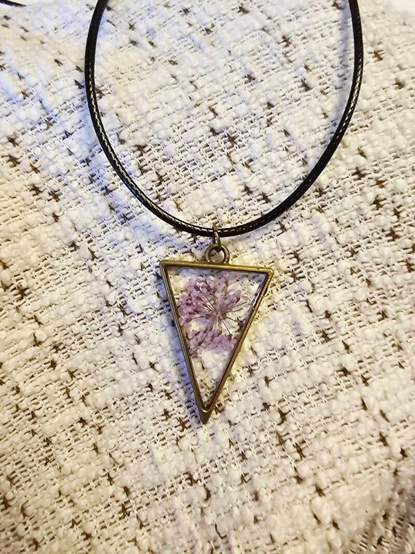 Collier cordon fleur violette