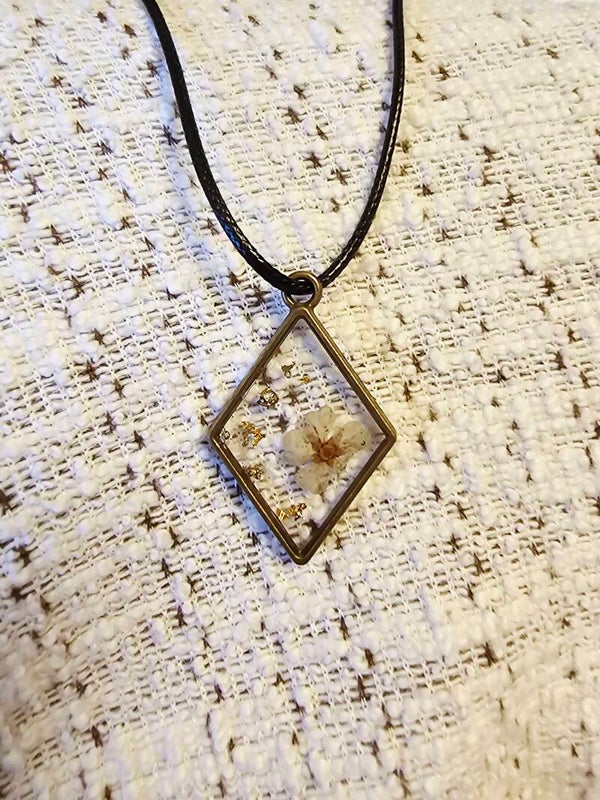 Collier cordon fleur blanche