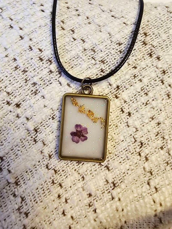 Collier cordon paillettes et fleur violette
