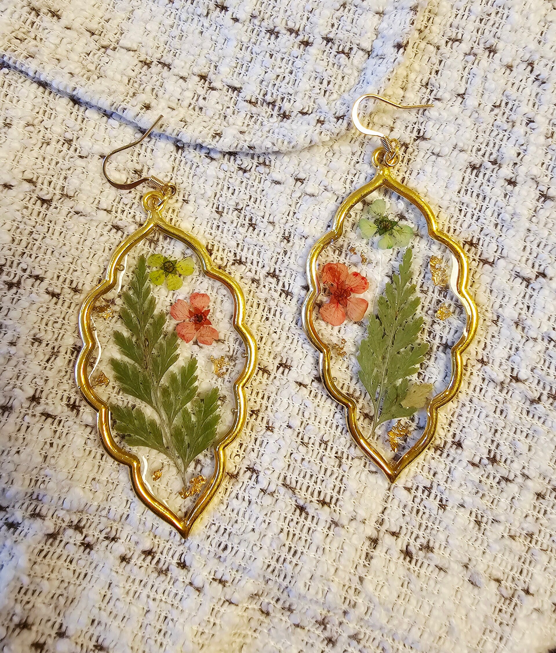 Boucles feuillage fleurs rouges