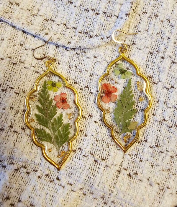 Boucles feuillage fleurs rouges