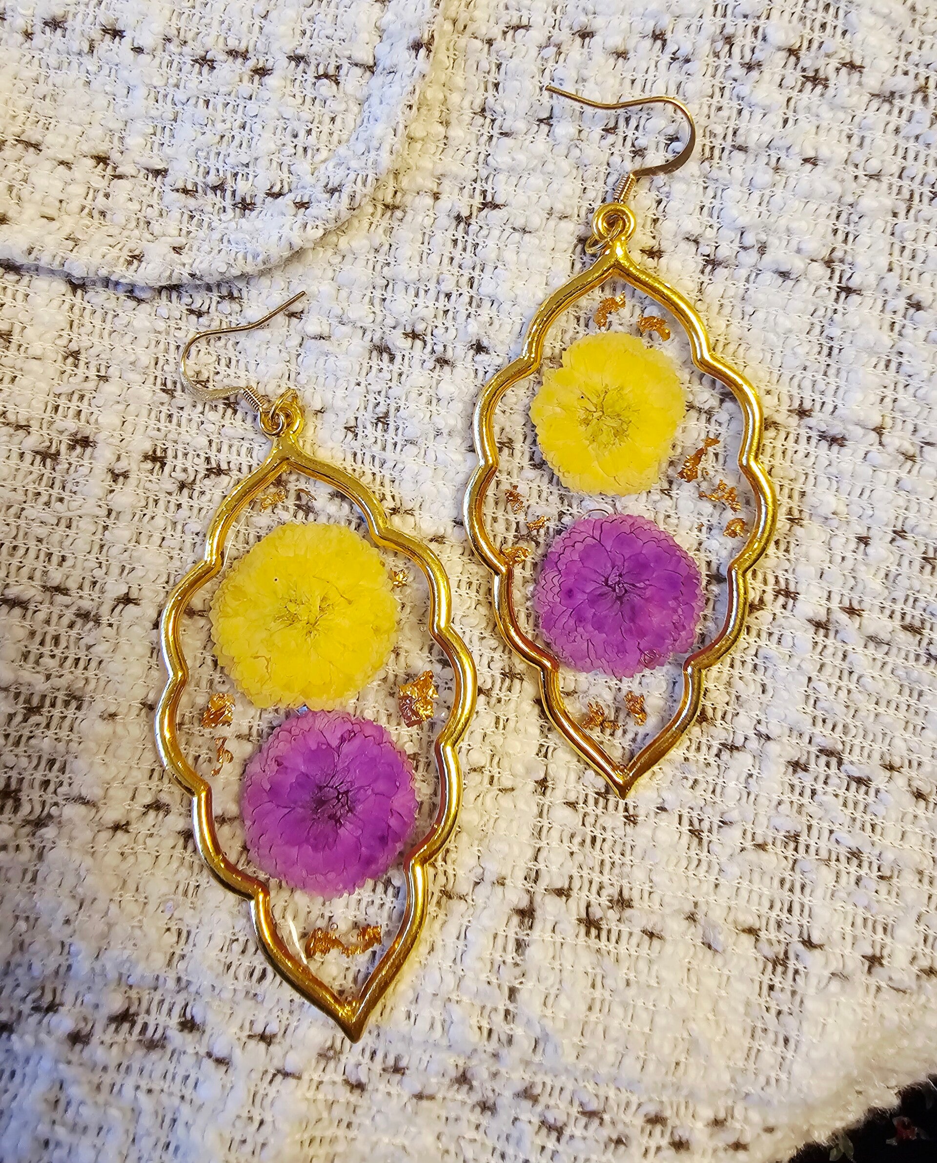 Boucles fleurs jaune et violettes