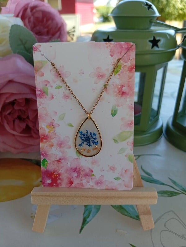 Collier bleu et sa touche or