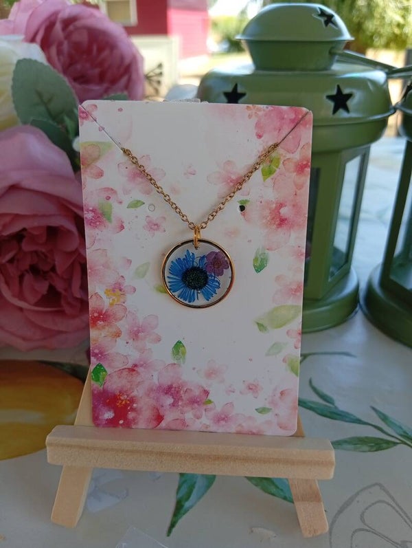Collier et sa fleur séchée bleu