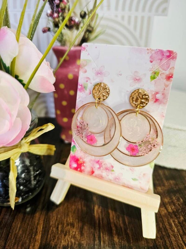 Boucles couleur perle et sa fleur rose