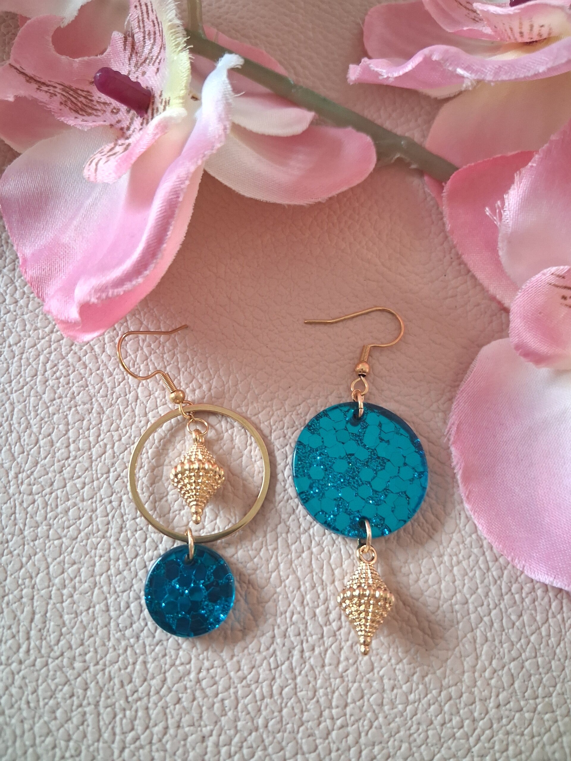 Boucles d’oreilles asymétriques