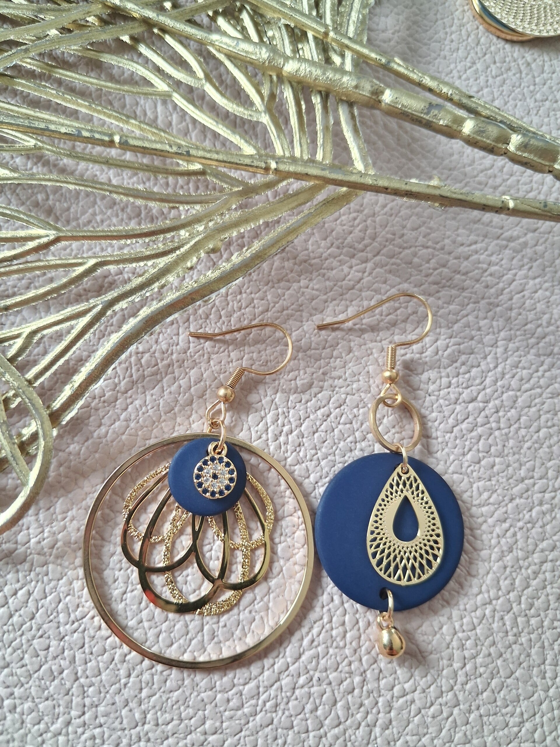 Boucles d’oreilles asymétriques