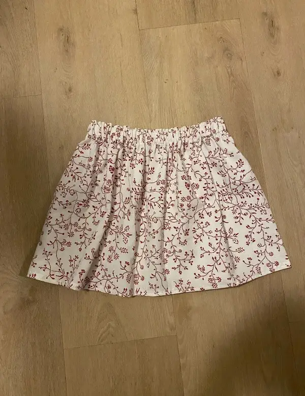 Rokje met rode bloemen